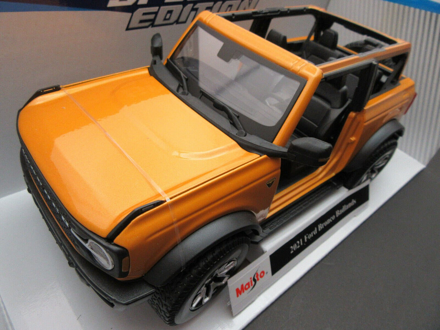 2021 Ford Bronco Badlands ~ Orange ~ 1:18 Metal Die Cast ~ Maisto