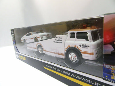 Maisto Design Die Cast Ramp Truck 1969 Oldsmobile 442 1:64 Scale