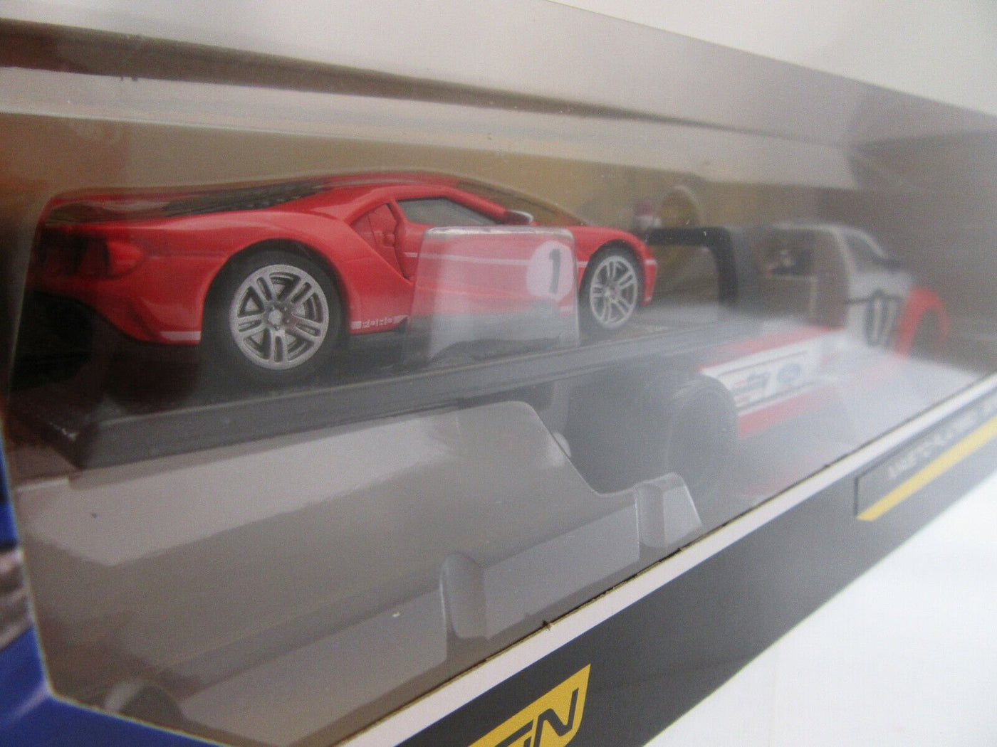 Maisto Die Cast ~ Flatbed ~ 2018 Ford GT ~ 1:64 Scale