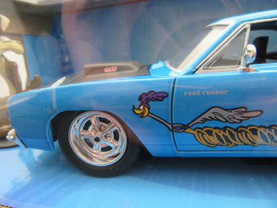 Wile E. Coyote & 1970 Plymouth Road Runner ~ Die Cast ~ Looney Tunes ~ 1:24