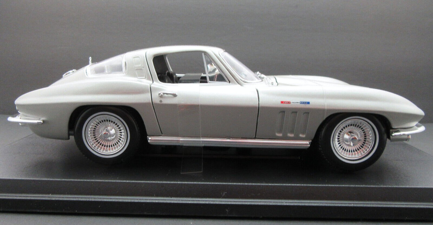 1965 Chevrolet Corvette ~ Silver ~ 1:18 Metal Die Cast Car ~ Maisto