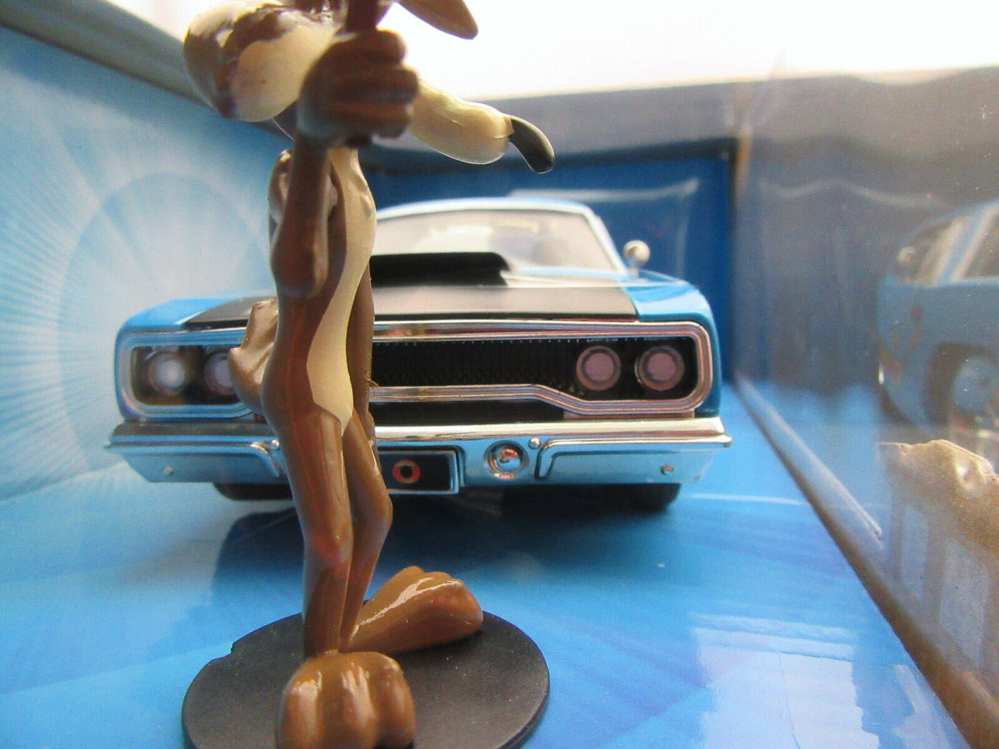 Wile E. Coyote & 1970 Plymouth Road Runner ~ Die Cast ~ Looney Tunes ~ 1:24