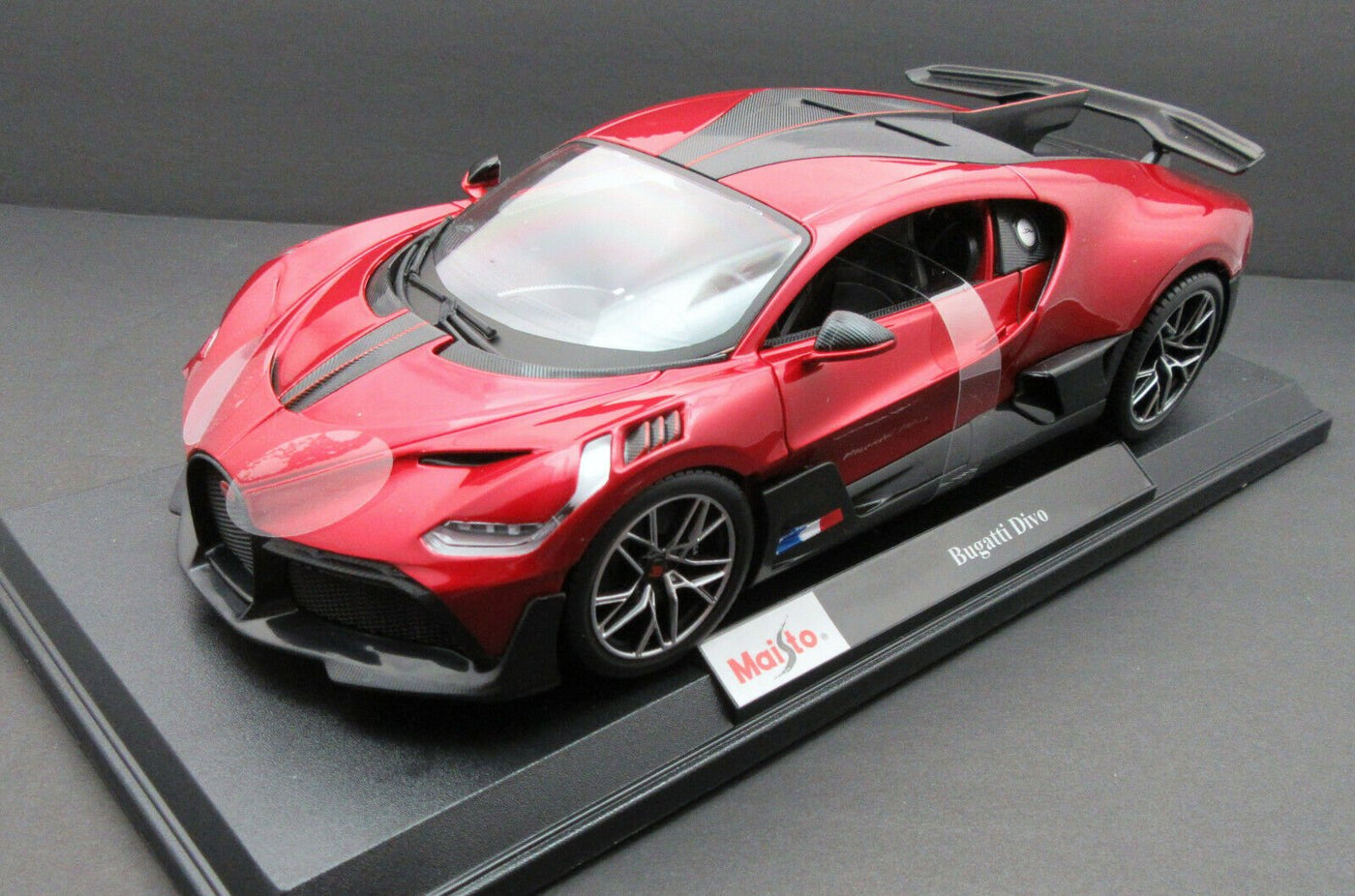 2019 Bugatti Divo ~ Red ~ 1:18 Metal Die Cast Car ~ Maisto